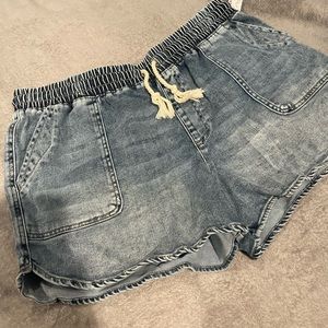 Maurices stretchy waist shorts